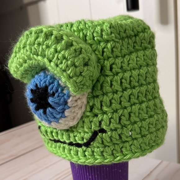 Green Monster Eye Kids Crochet Hat - Picture 6 of 7